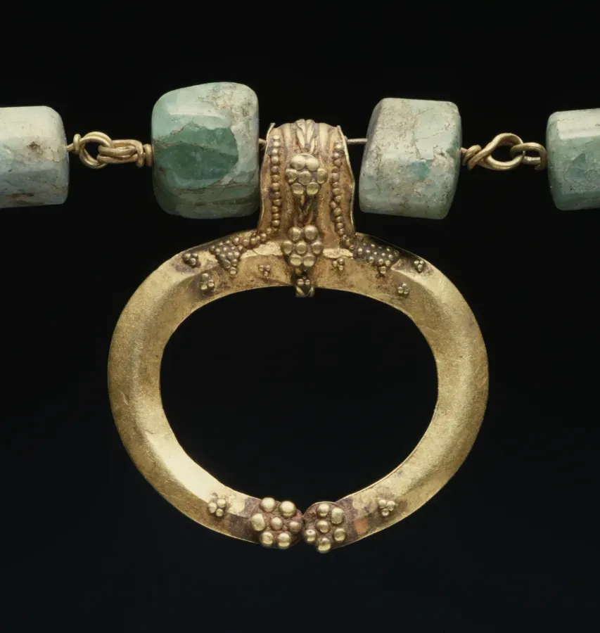Collar romano de oro con colgante lunula en forma de media luna, siglo I d. C.