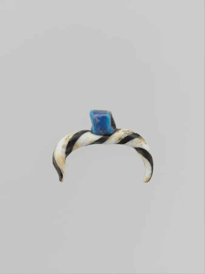 Colgante egipcio antiguo de vidrio en forma de cuernos curvados, Imperio Nuevo, ca. 1500-1100 a. C.