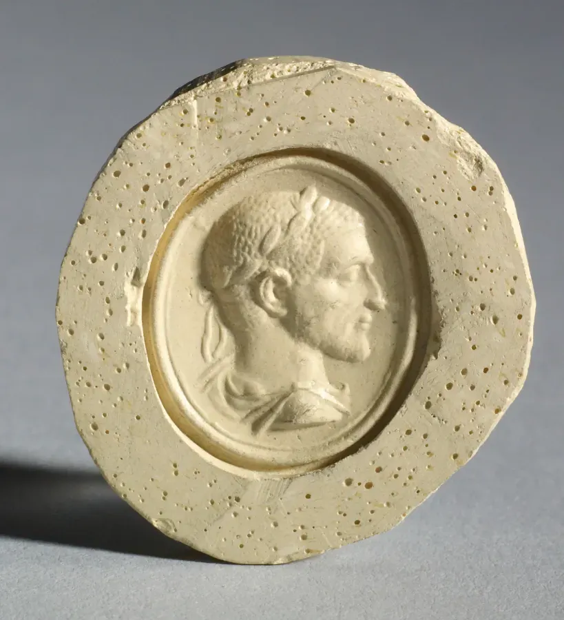 Gema intaglio romana con retrato de un emperador con corona de laurel, siglo III, Walters Art Museum