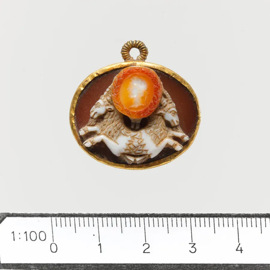 Camafeo de sardonice con doble Capricornio y retrato del emperador Augusto, Imperio romano