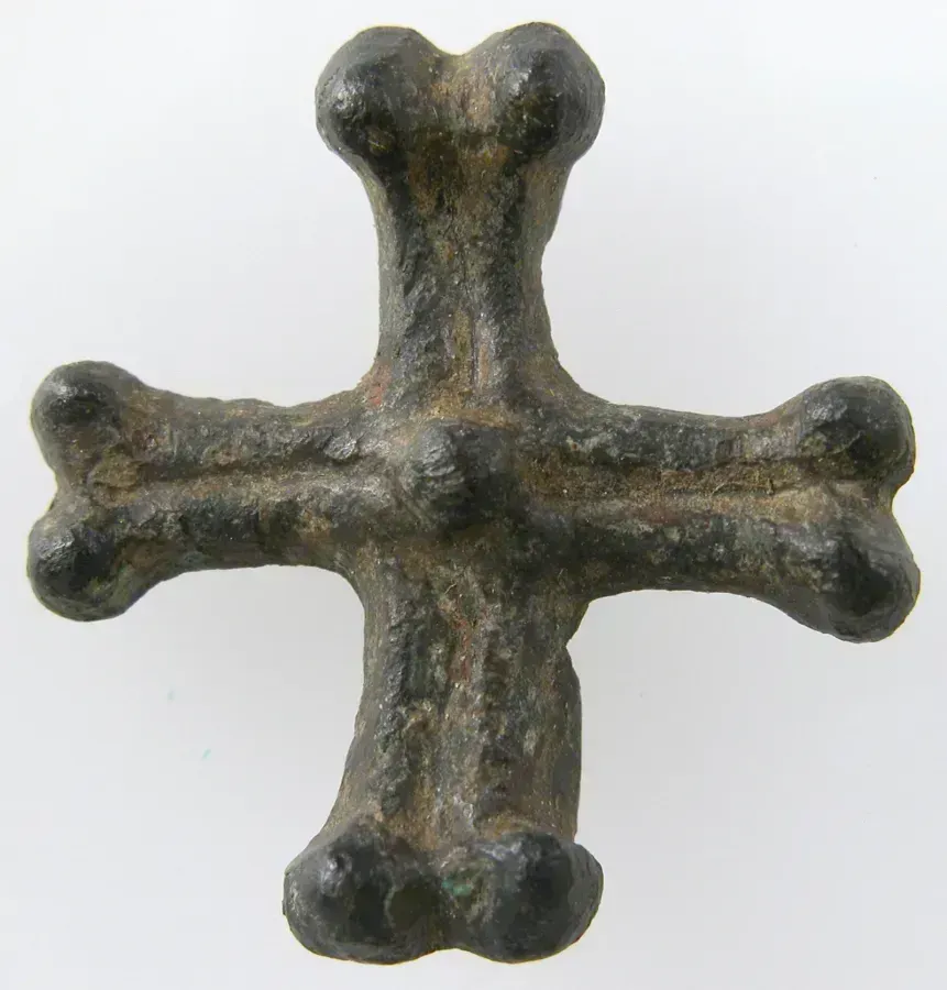 Cruz de pecho altomedieval de los siglos VIII y IX, en aleación de cobre con esmalte alveolado