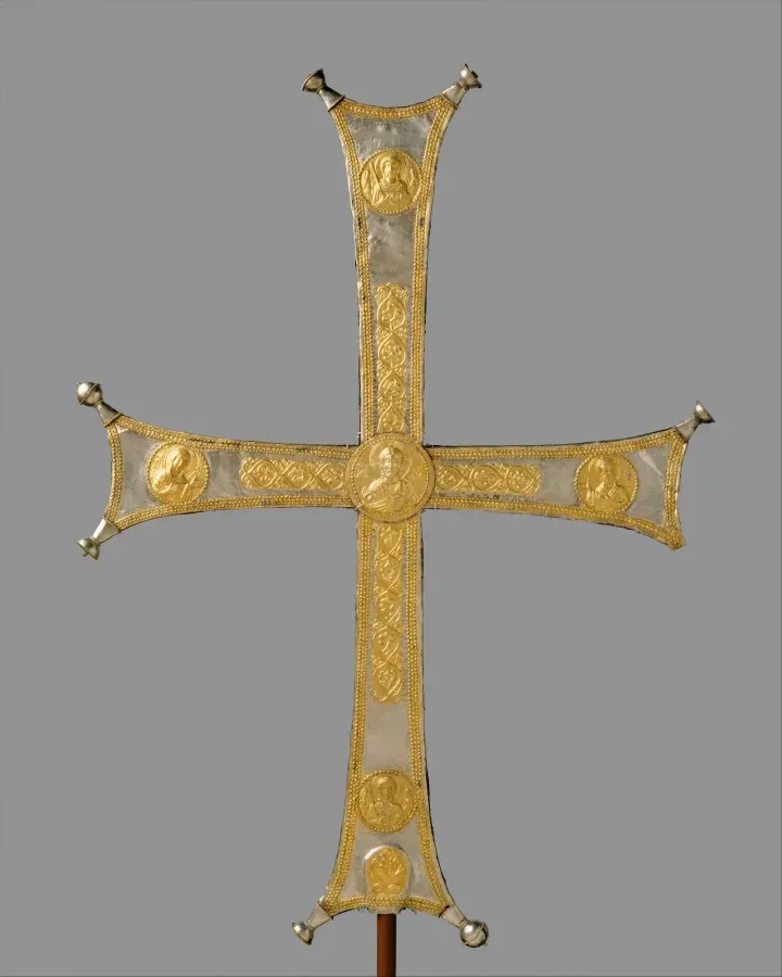 Cruz procesional bizantina de aproximadamente 1000-1050, plata dorada con medallones de plata dorada