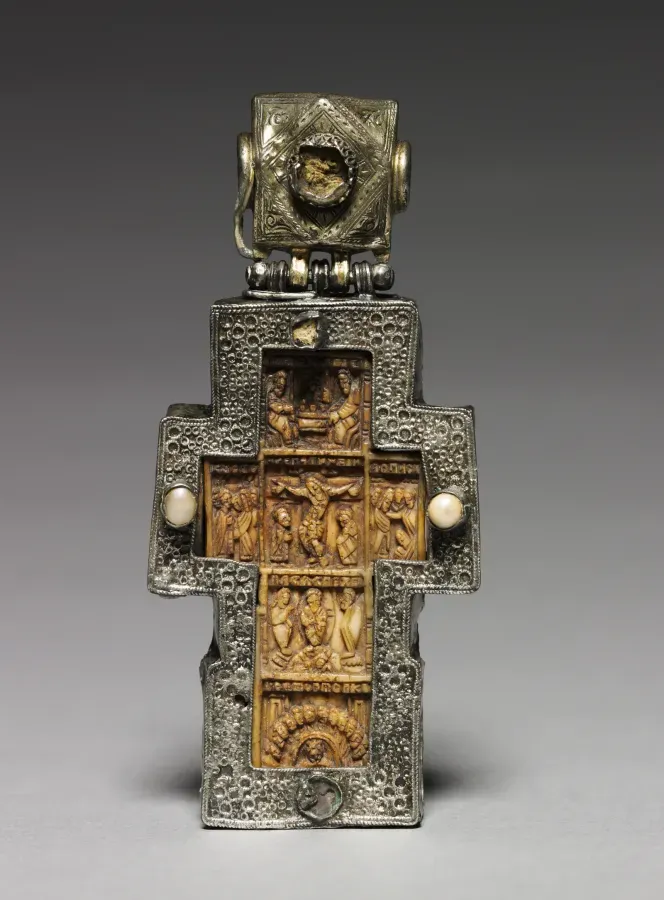 Cruz pectoral ortodoxa rusa del siglo XVII: marfil tallado en montura de plata con escenas de las Grandes Fiestas