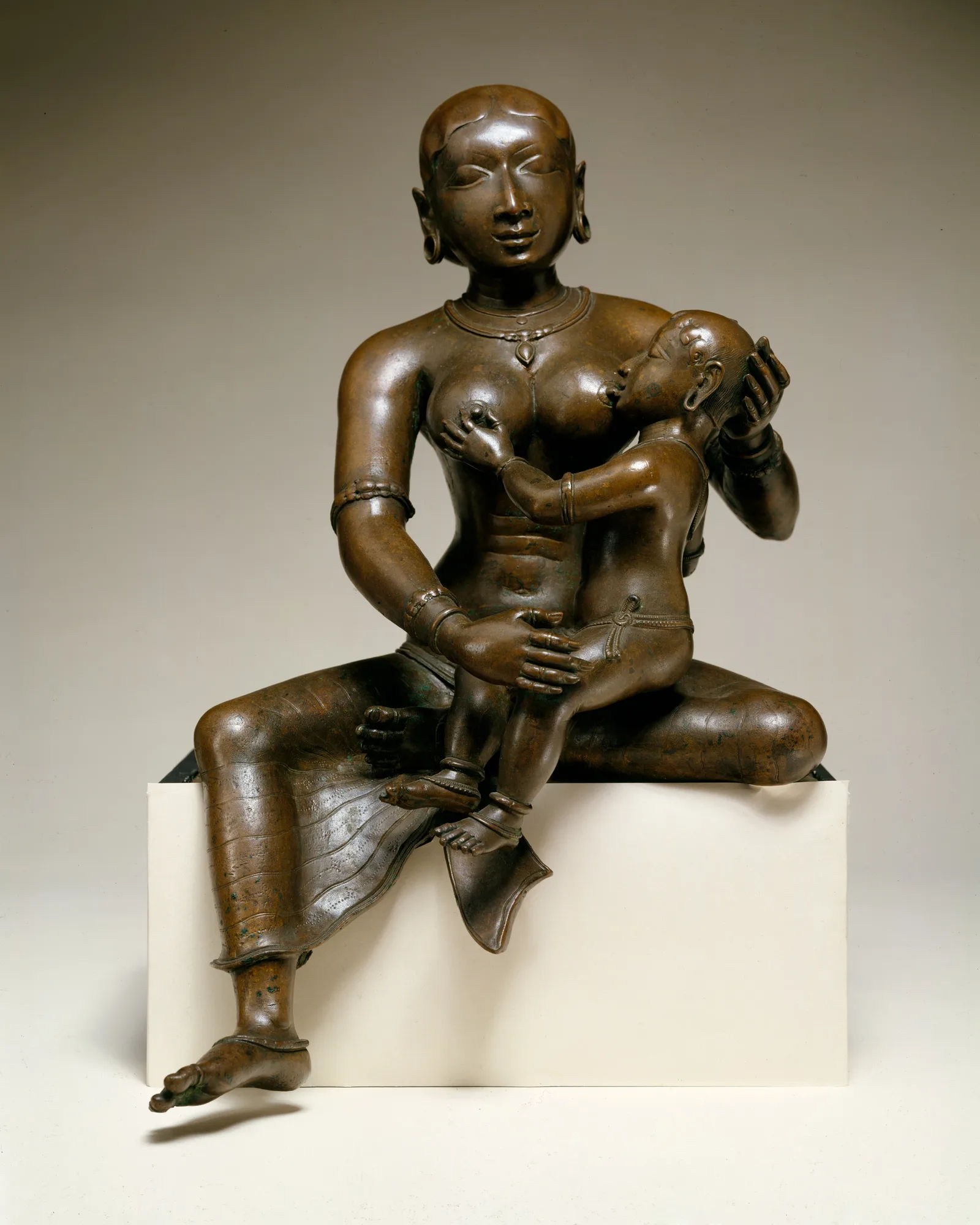 Escultura de bronce de Yashoda con el niño Krishna, Tamil Nadu, principios del siglo XII