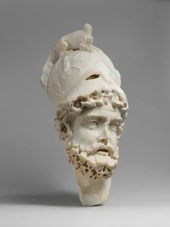 Relieve de mármol con la cabeza de Marte, dios romano de la guerra, con casco
