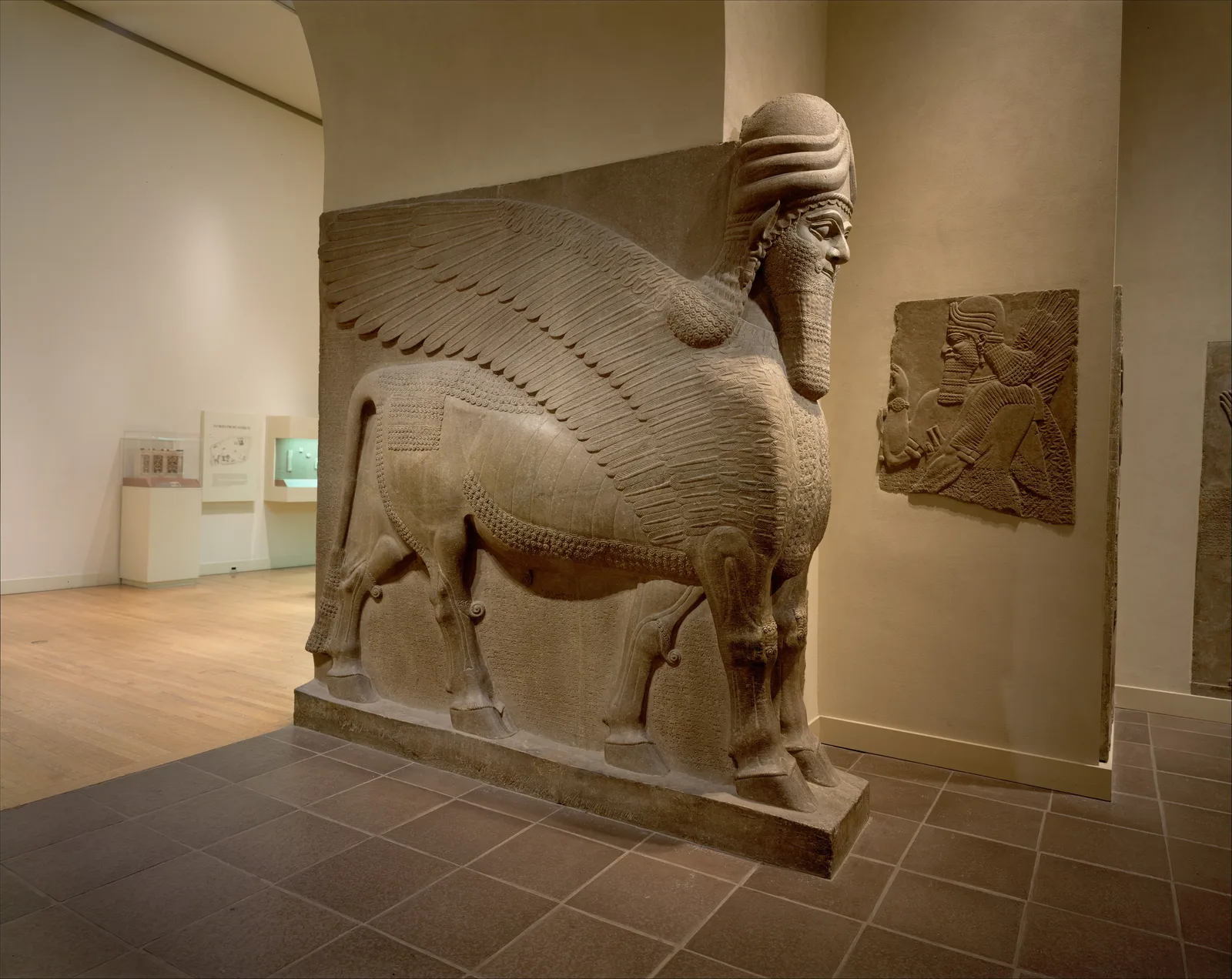 Lamassu asirio: un toro alado con cabeza humana, relieve de un palacio