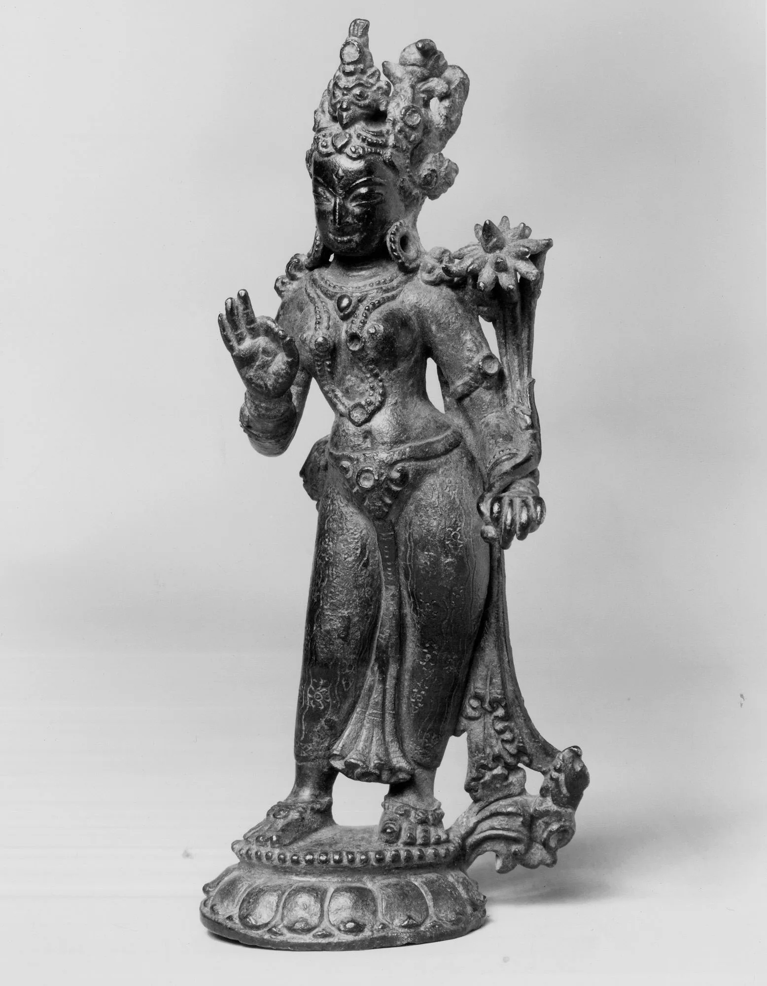 Figura de Lakshmi de pie en aleación de cobre con incrustación de piedras semipreciosas, Nepal, siglo XIII