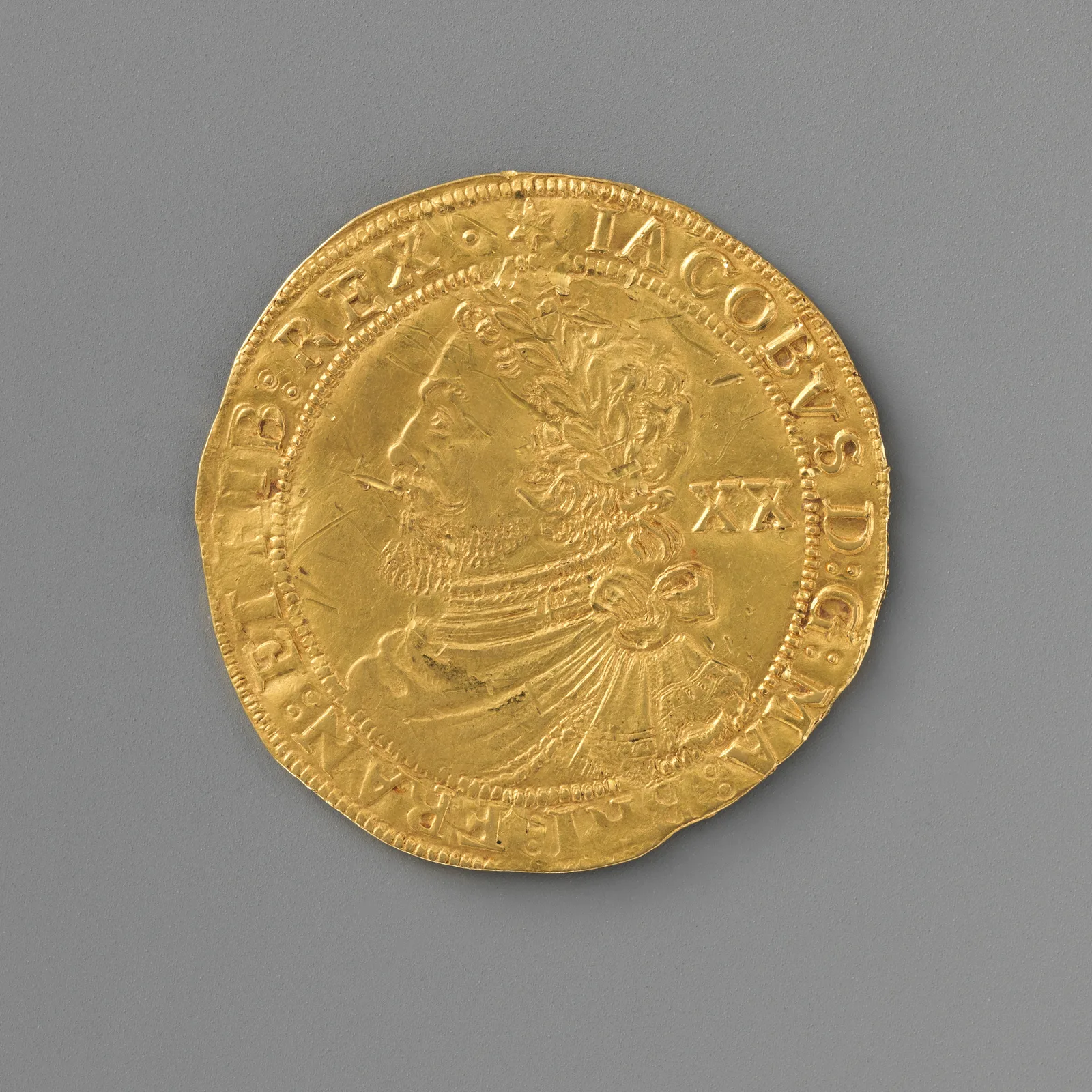 Moneda de oro inglesa laurel de Jacobo I de los años 1619-1625 con el retrato del rey coronado de laurel