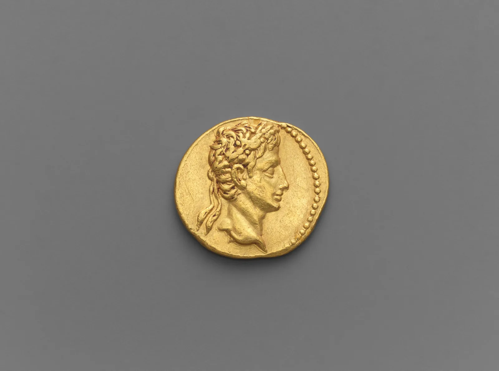 Áureo de oro de Augusto de los años 20-19 a. C. con el perfil del emperador coronado de laurel