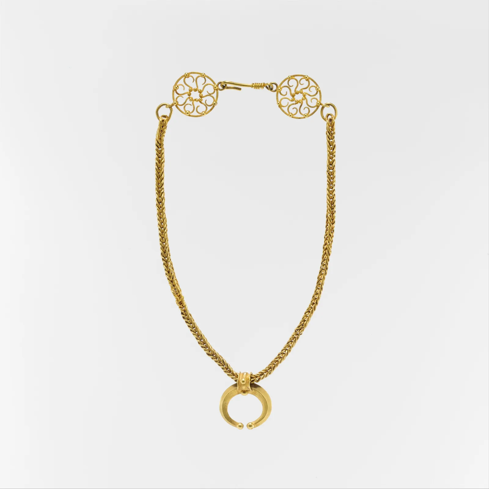 Collar romano de oro con un colgante en forma de media luna