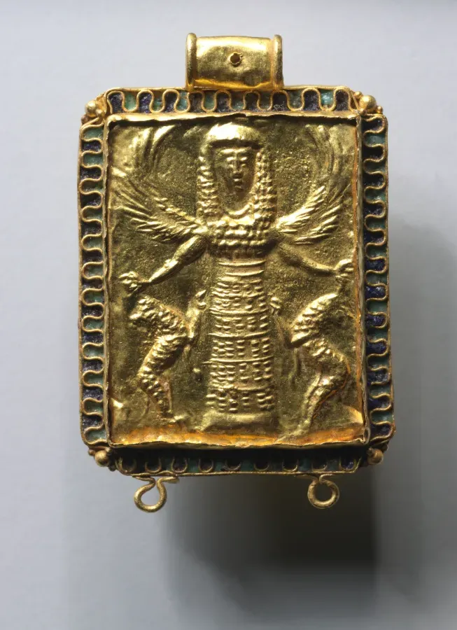 Colgante griego de oro en estilo dedalico con la diosa Artemisa flanqueada por dos leones, Rodas, siglo VII a. C.