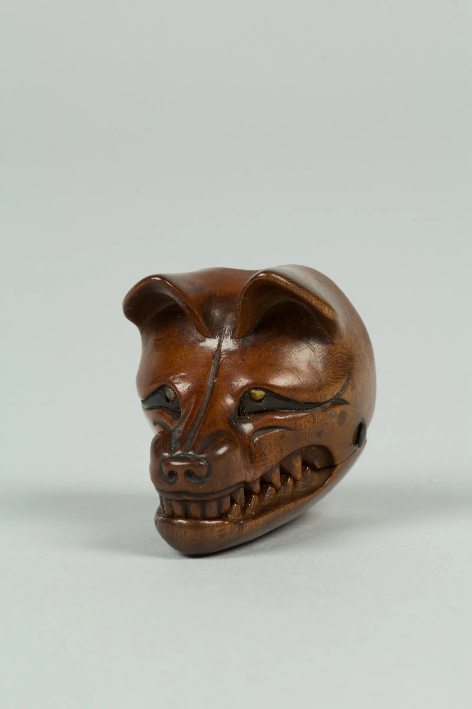 Netsuke de madera en forma de máscara de zorro con mandíbula móvil