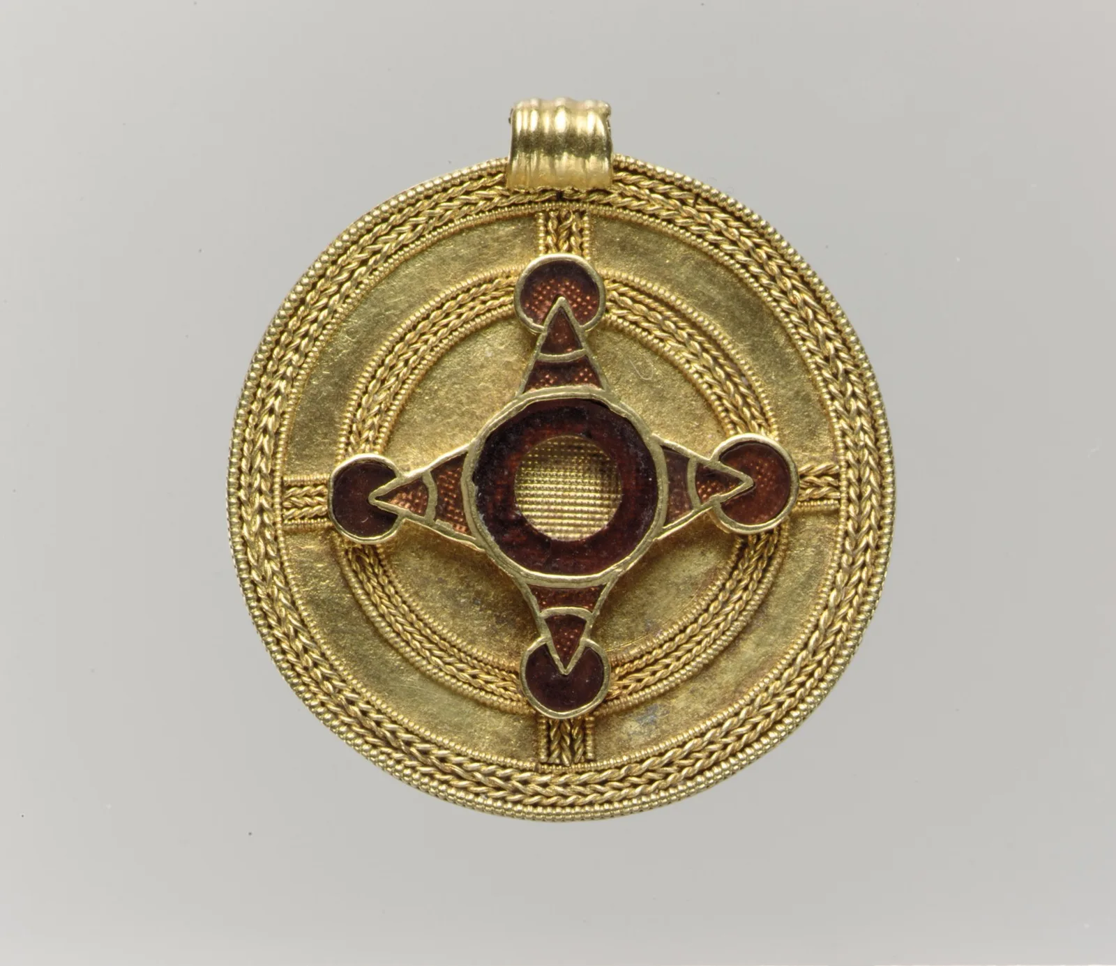 Colgante de oro con granates, obra germánica de principios del siglo VII