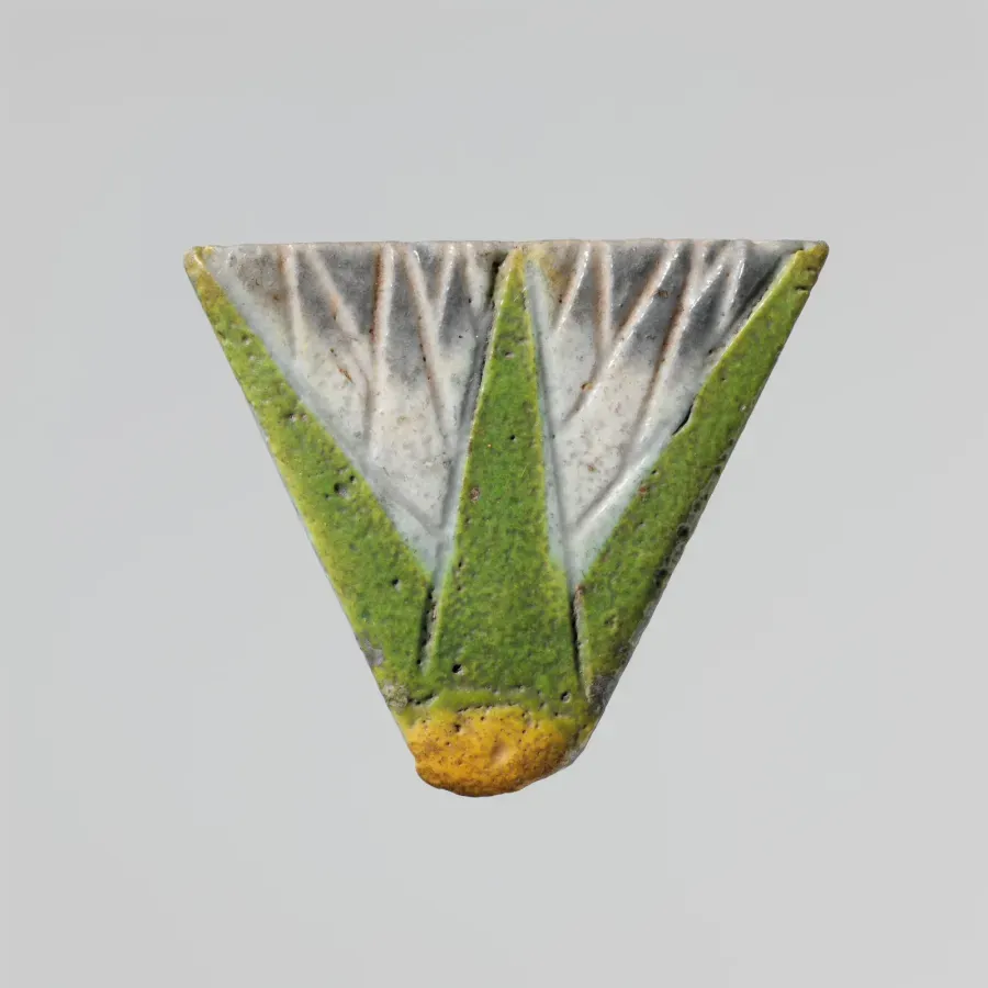 Incrustacion egipcia en forma de flor de loto azul, fayenza, periodo de Amarna