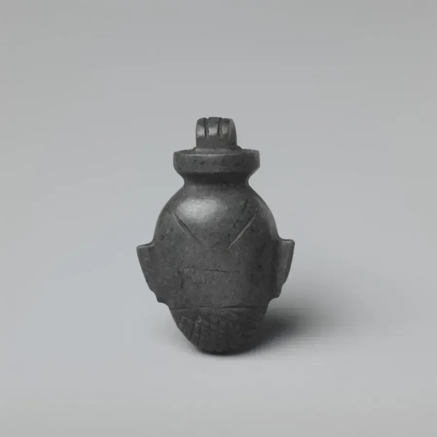 Amuleto egipcio antiguo en forma de corazón, de piedra verde, época ptolemaica