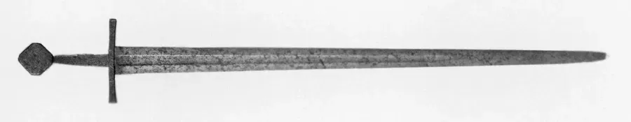 Espada europea del siglo XIV con guarda recta y pomo