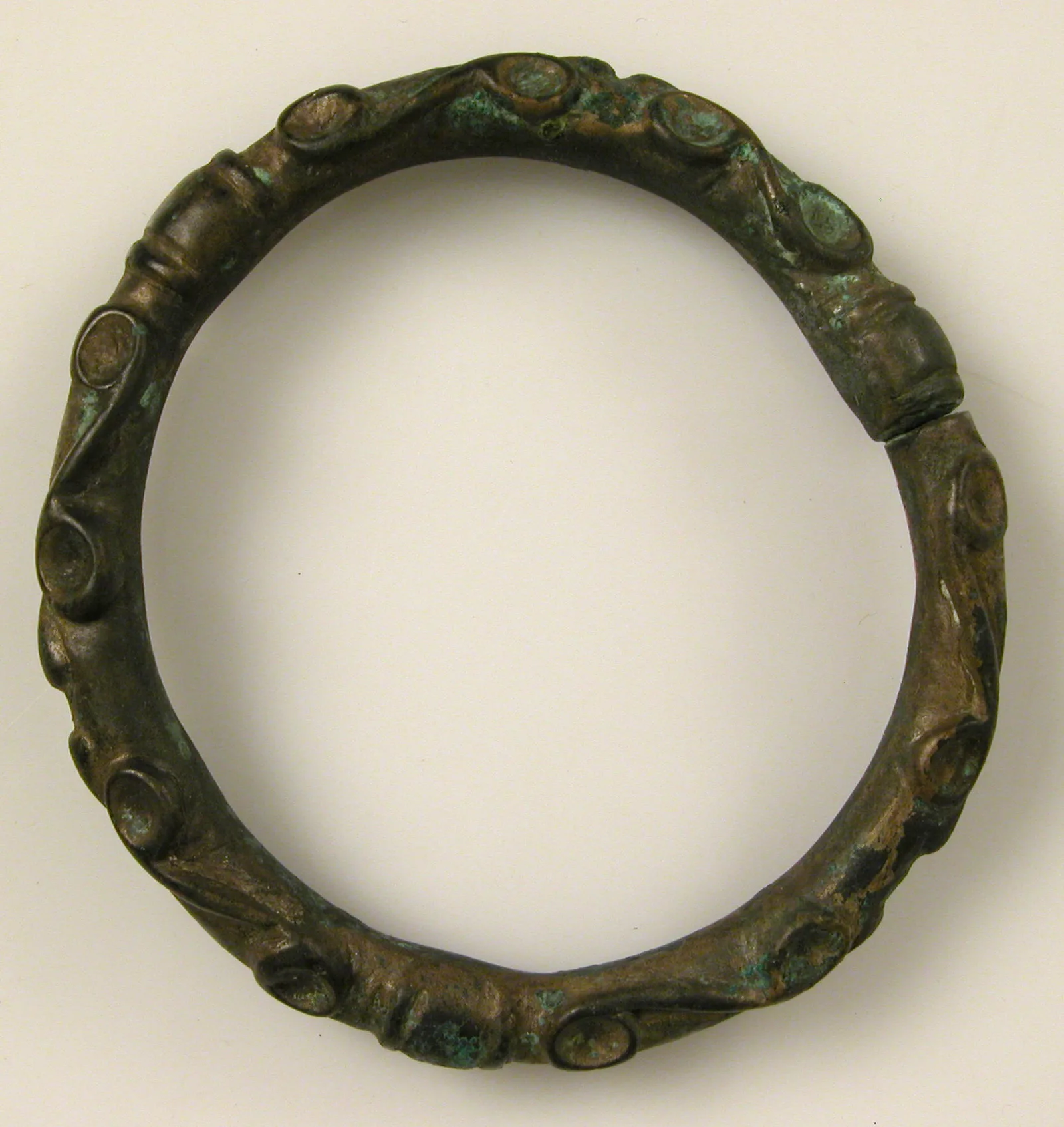 Pulsera celta de aleación de cobre con motivo en espiral, siglo II antes de nuestra era