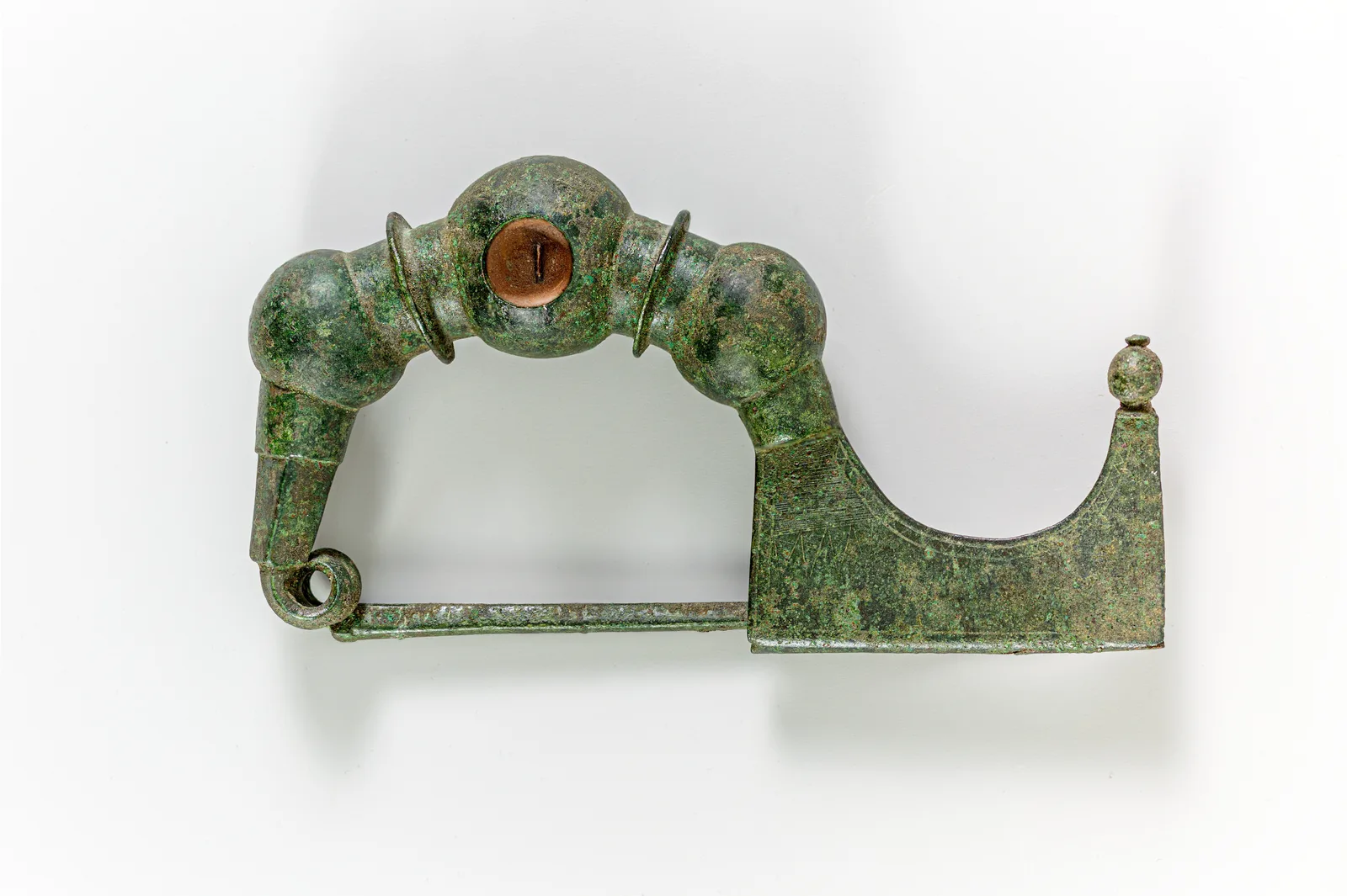 Fíbula-broche griega antigua de bronce, hacia el siglo VIII antes de nuestra era