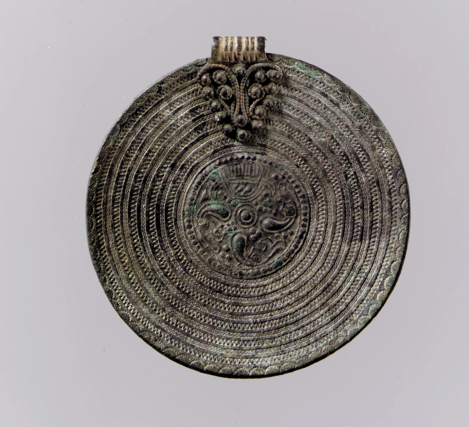 Colgante bracteado de aleación de cobre dorada, época de Vendel, siglo VIII
