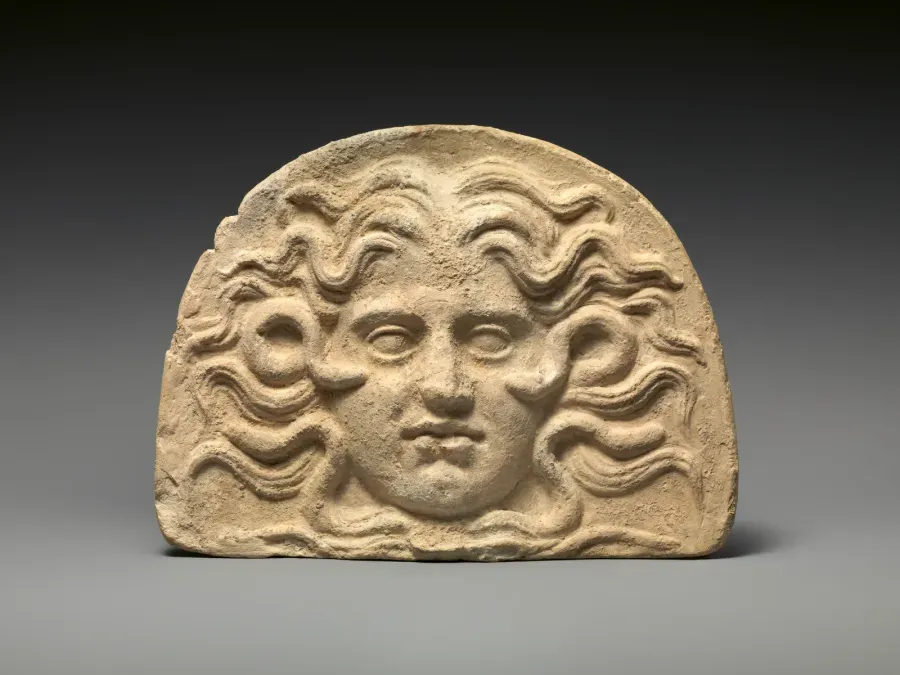 Antefija de terracota con cabeza de Medusa, greco-italiota, siglo IV a. C.