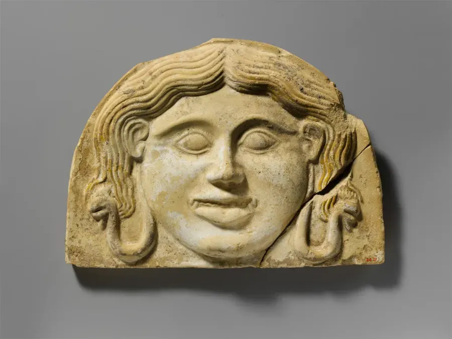 Antefija de terracota con gorgoneion (teja de cubierta), greco-tarentina, segunda mitad del siglo V a. C.