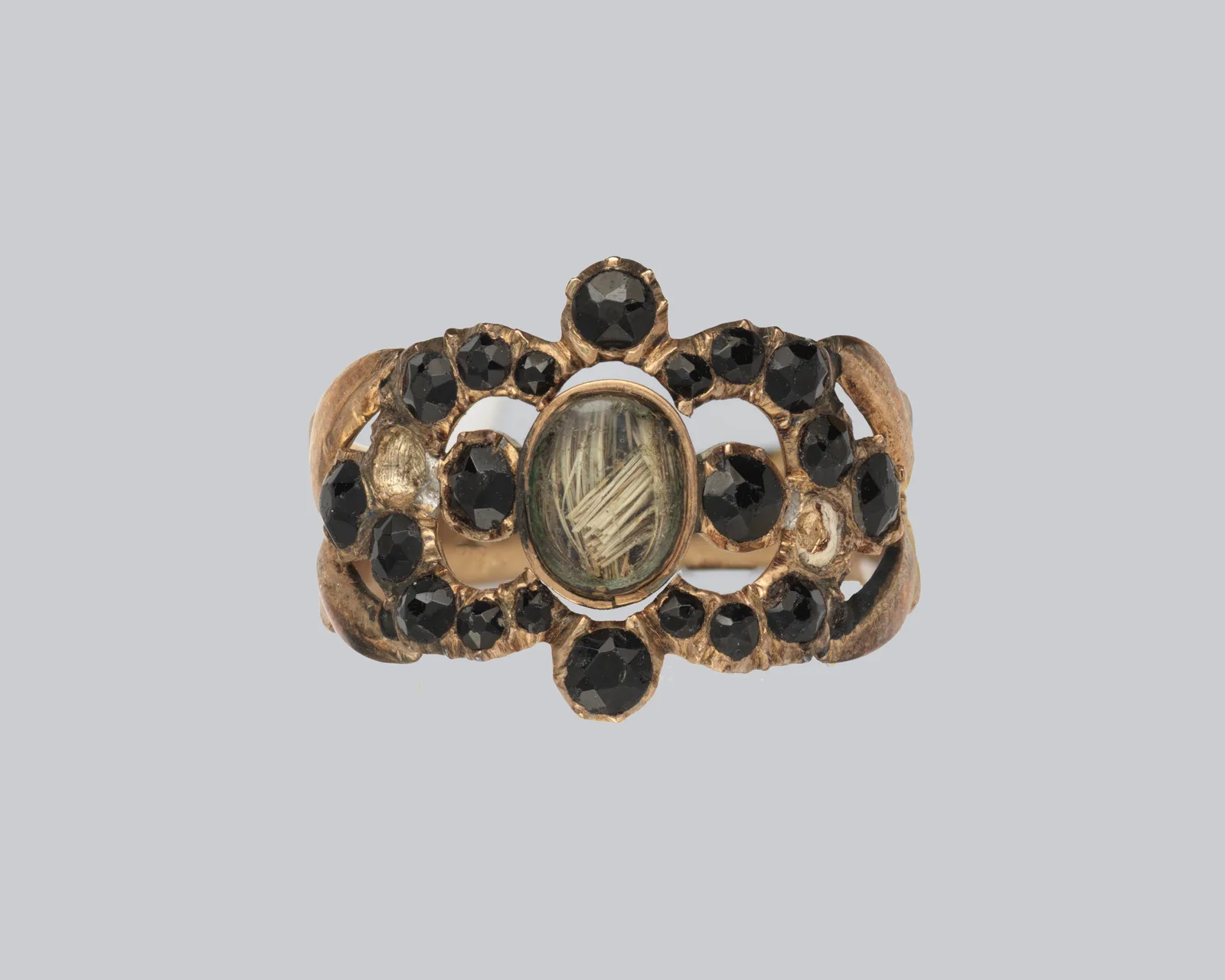 Anillo de luto de 1848: oro, azabache y un mechón bajo cristal