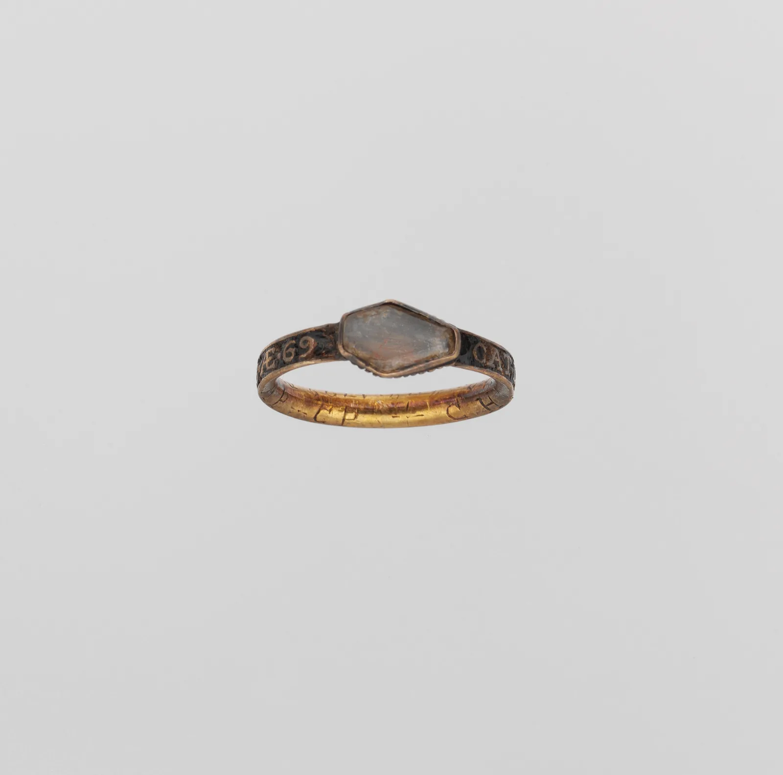 Anillo de luto de 1733 con un mechón bajo cristal y esmalte