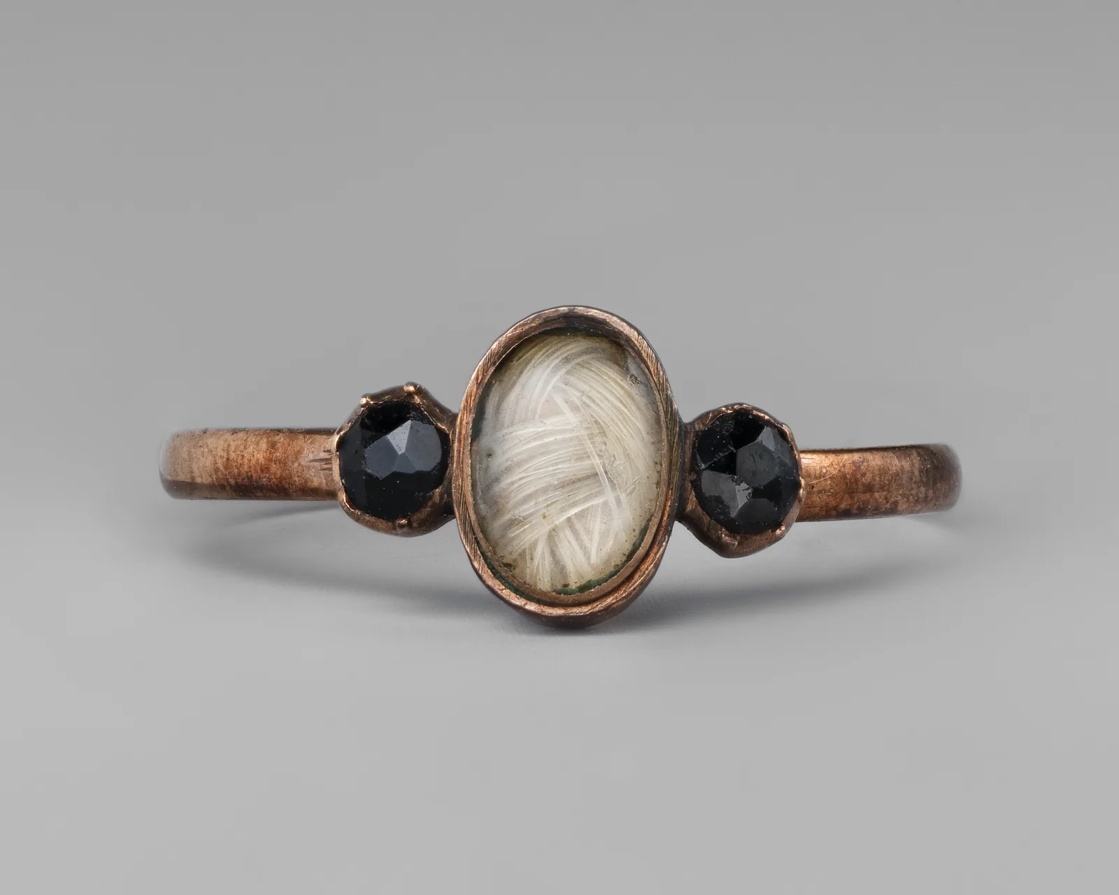 Anillo de luto de 1770-1830: oro, azabache y cabello bajo cristal