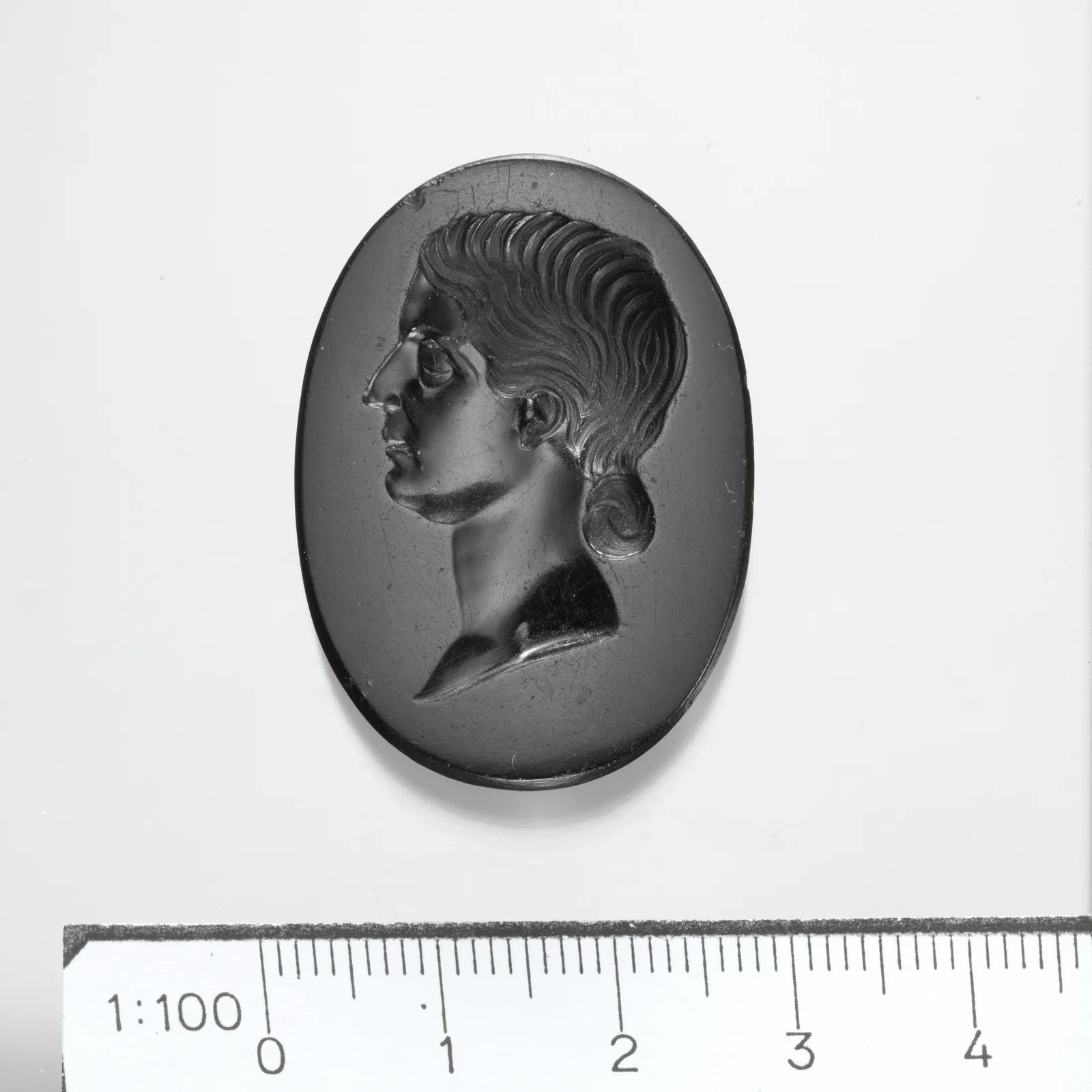 Intaglio antiguo en jaspe negro con el retrato de perfil de una dama romana