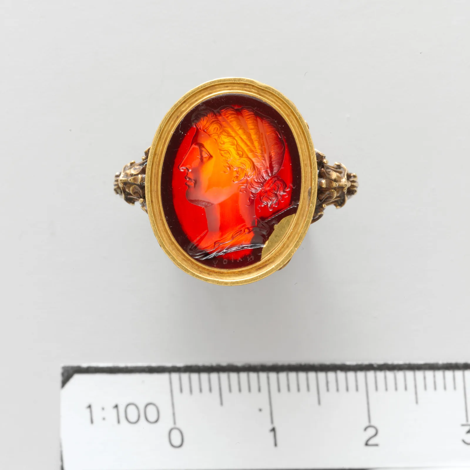 Intaglio romano en cornalina montado en un anillo de oro posterior