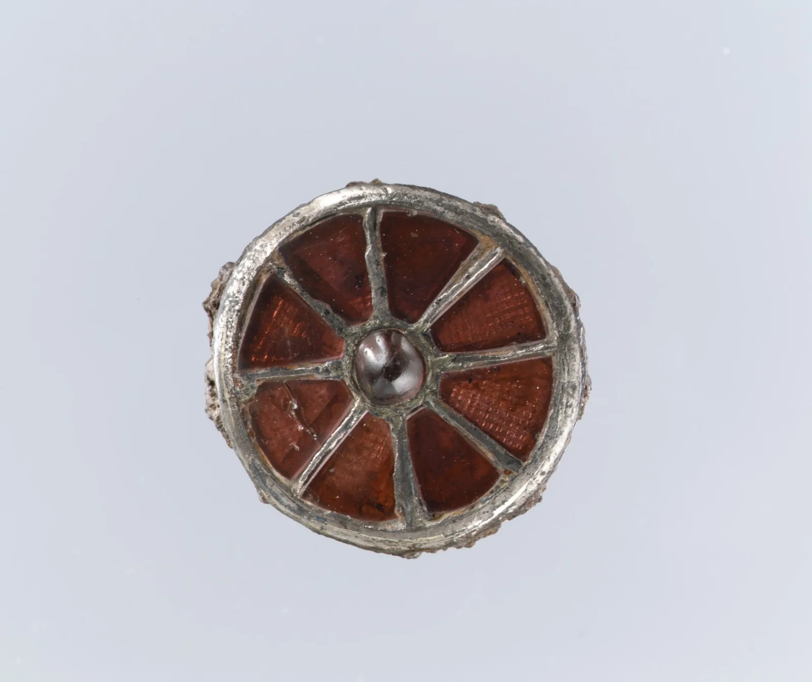 Fíbula franca de plata de forma circular con ornamento concéntrico, siglo VI
