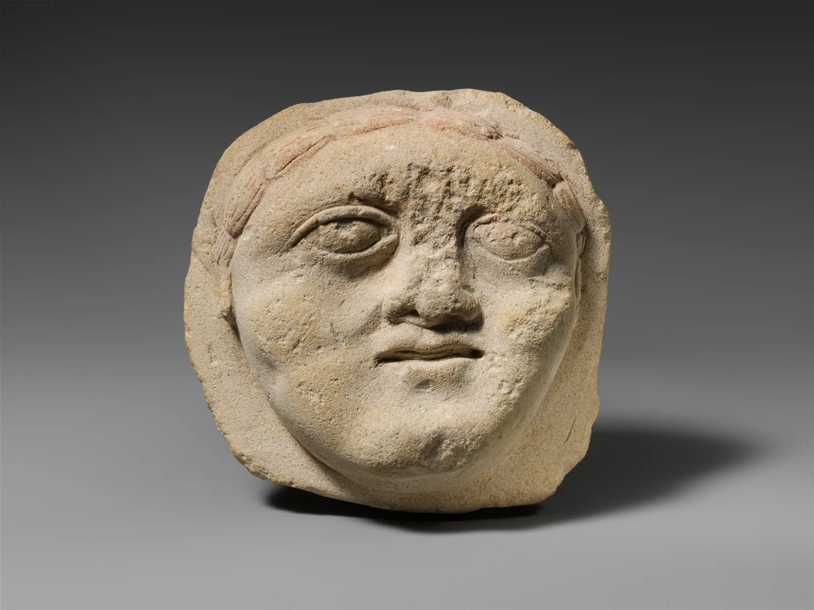Cabeza votiva de caliza, obra chipriota de los siglos III-I a.C.