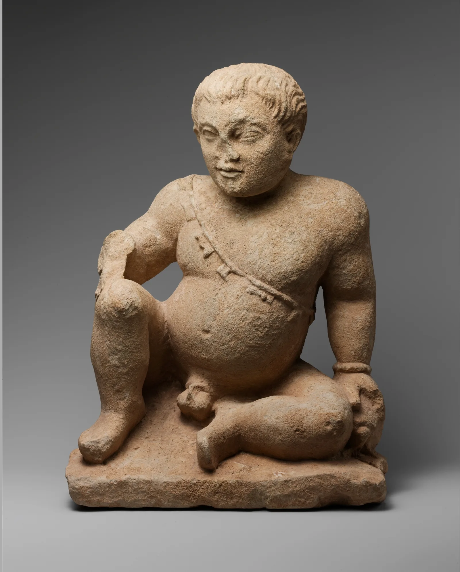 Estatuilla votiva de caliza de un niño sentado, obra chipriota