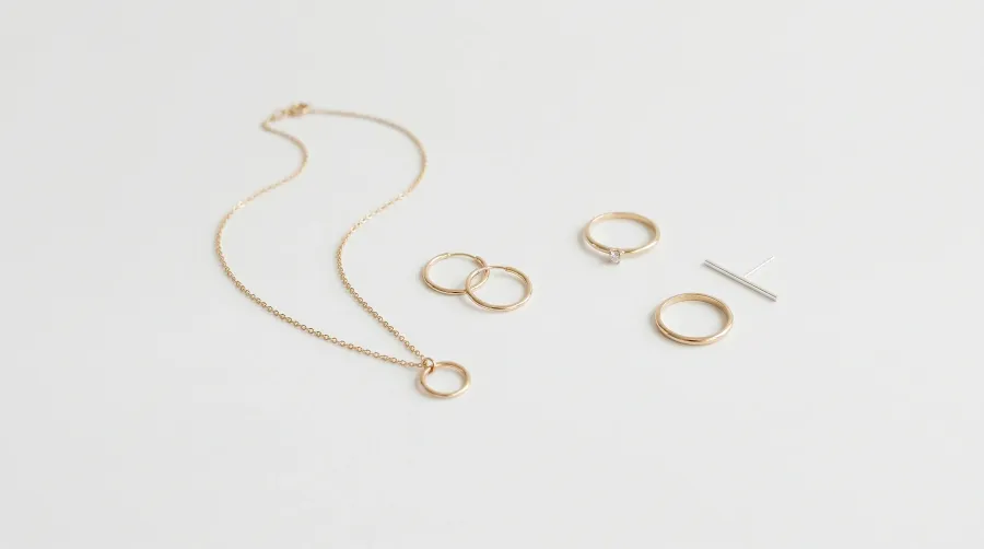 Joyeria minimalista: por que menos es exactamente lo que necesitas