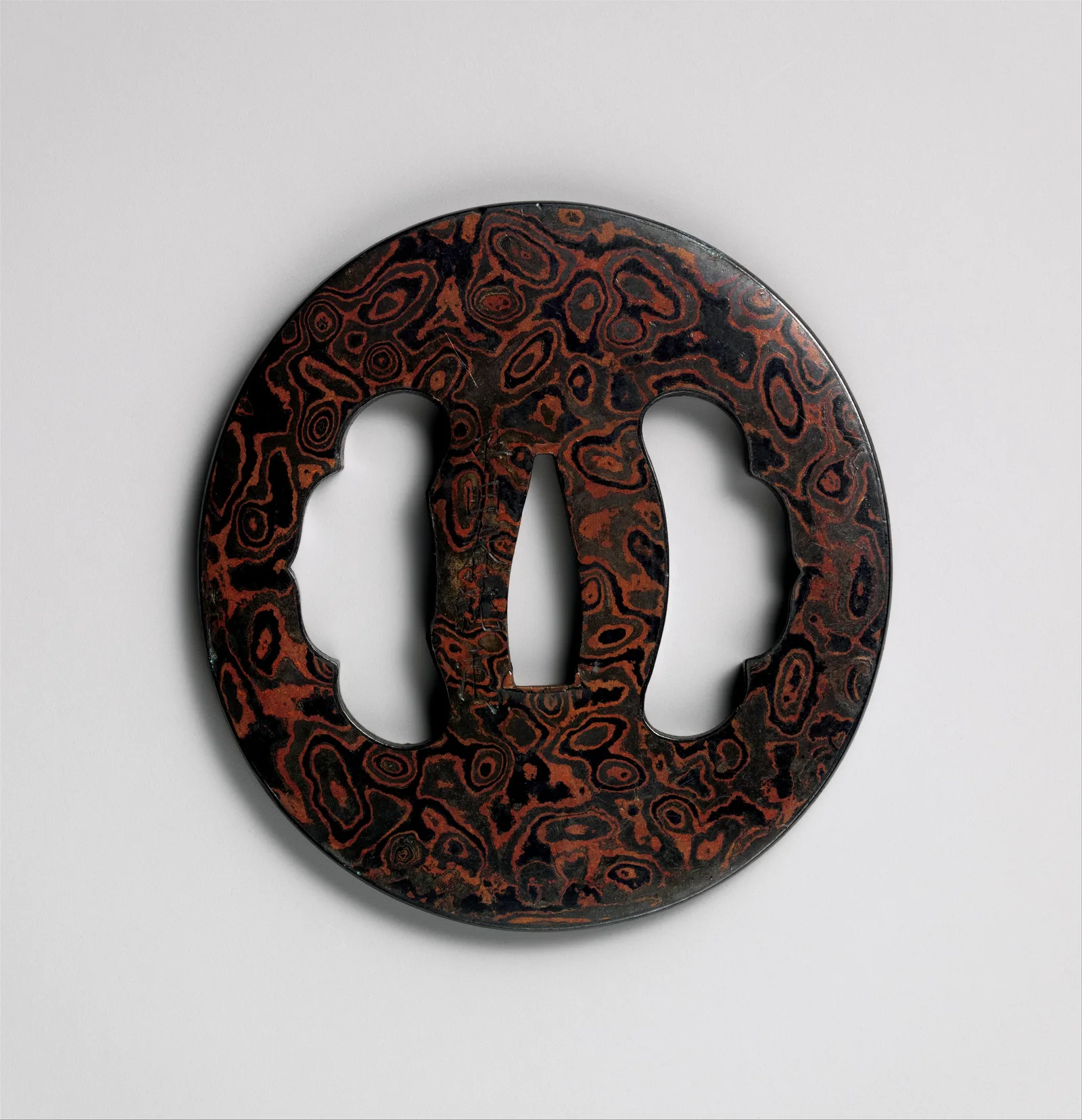 Tsuba japonesa (guarda de espada) de metal laminado mokume-gane con veta de madera