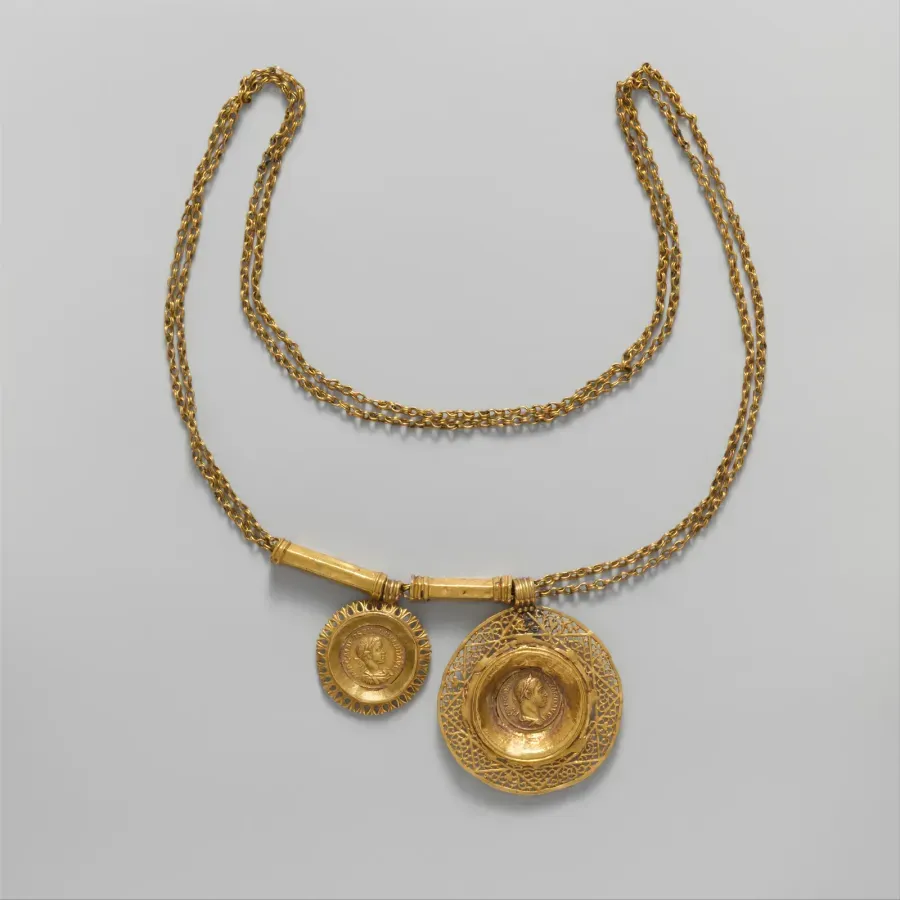 Collar romano de oro con monedas colgantes de Alejandro Severo, siglo tercero de nuestra era