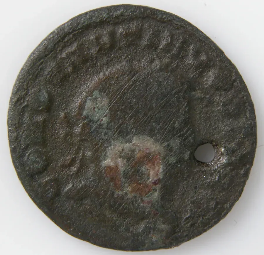 Colgante romano tardío con moneda engastada, siglo cuarto de nuestra era