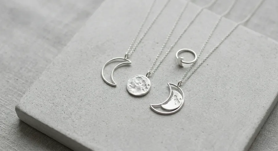 Joyas con fases lunares: qué significa cada fase y por qué la gente lleva la Luna en la piel