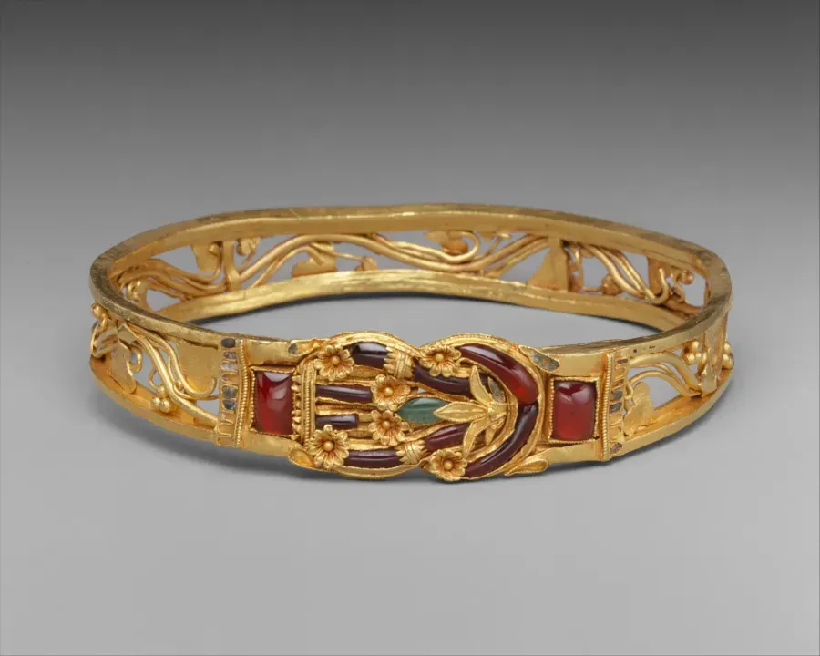 Brazalete griego de oro con un gran nudo de Heracles en el centro, siglos III y II a. C.