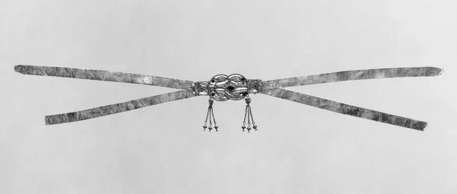 Diadema griega de oro con un nudo de Heracles engastado con cinco granates, hacia 300 a 250 a. C.