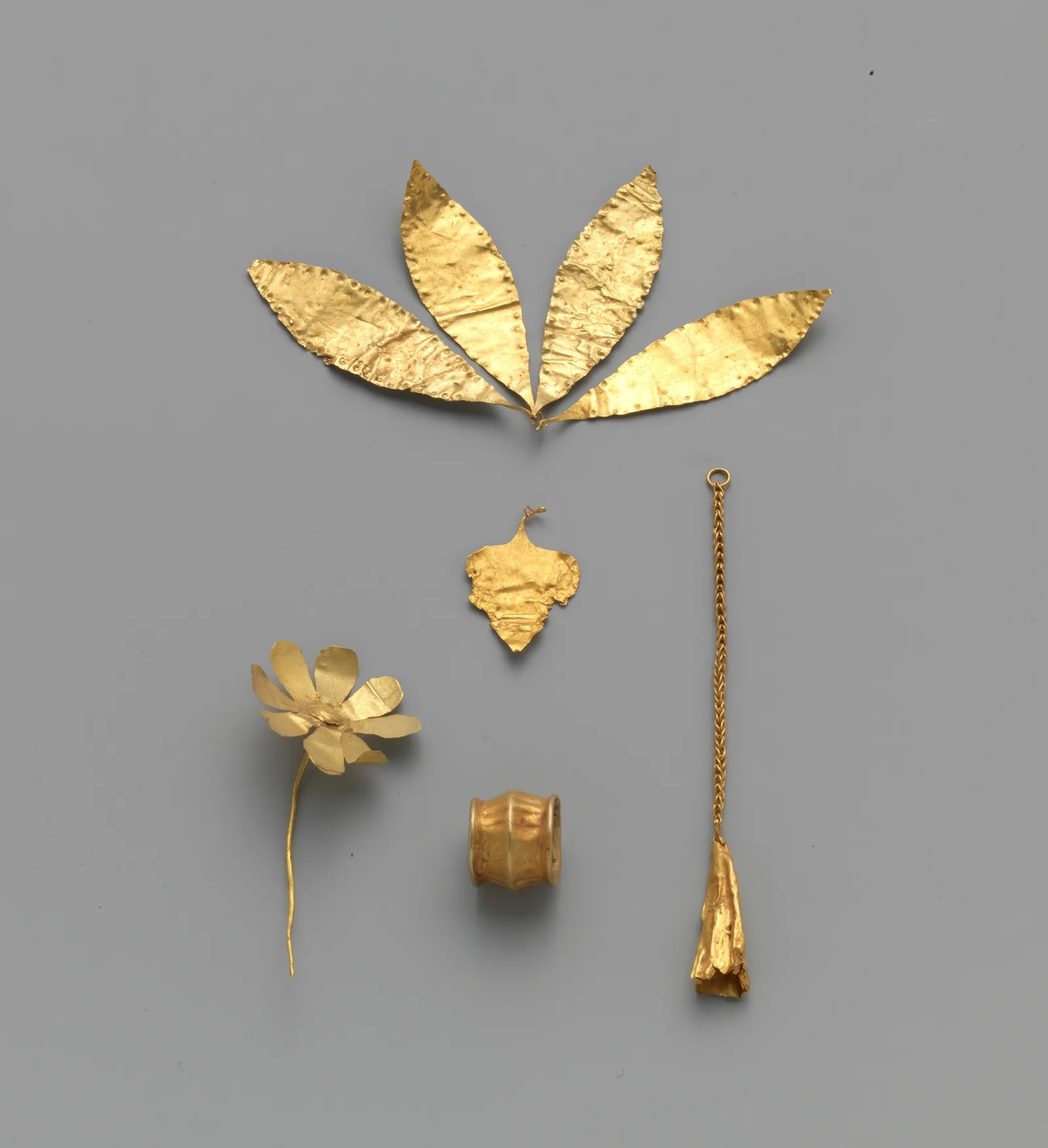 Pequeño colgante de oro en una cadena fina, pieza antigua