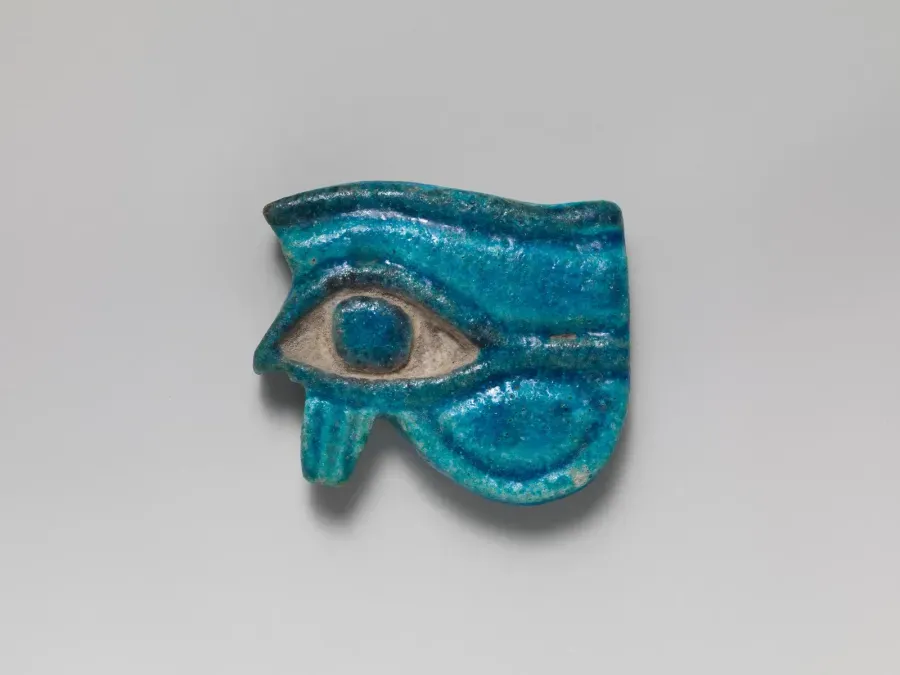 Amuleto egipcio Wedjat (Ojo de Horus) en fayenza, hacia 1090–900 a. C.