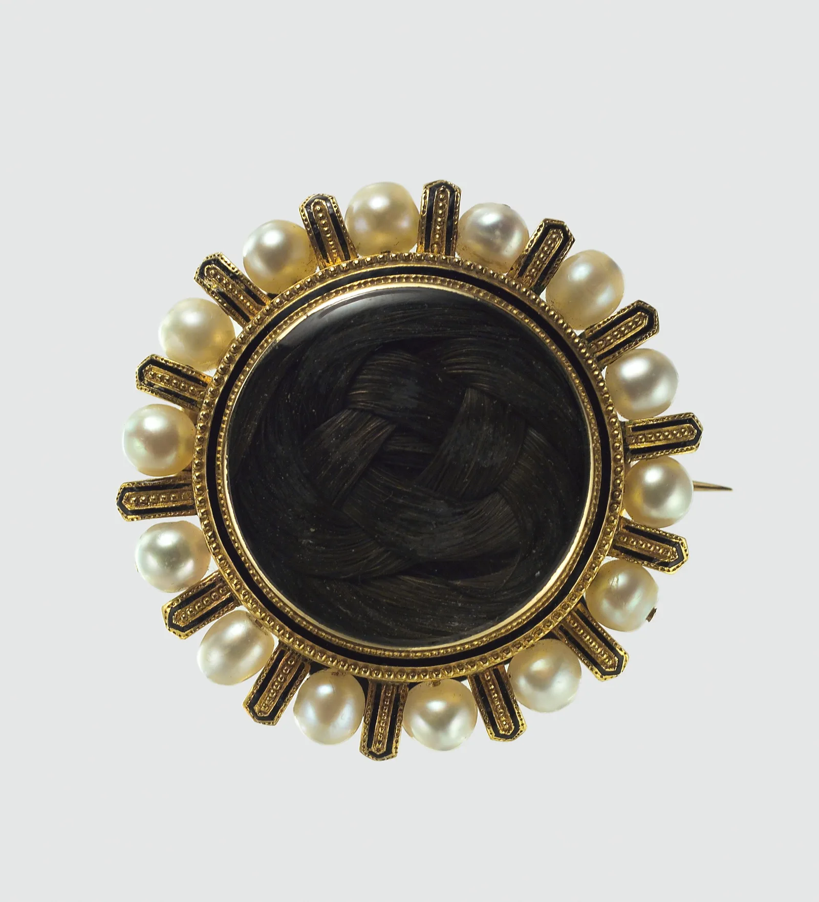 Broche conmemorativo de oro con esmalte negro, perlas y un mechón de cabello trenzado, 1868