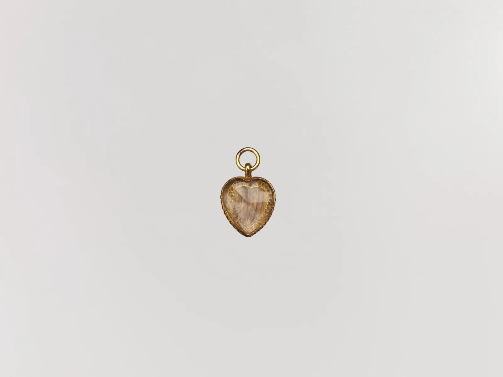 Medallón de oro en forma de corazón con un mechón de cabello bajo cristal de roca, 1706
