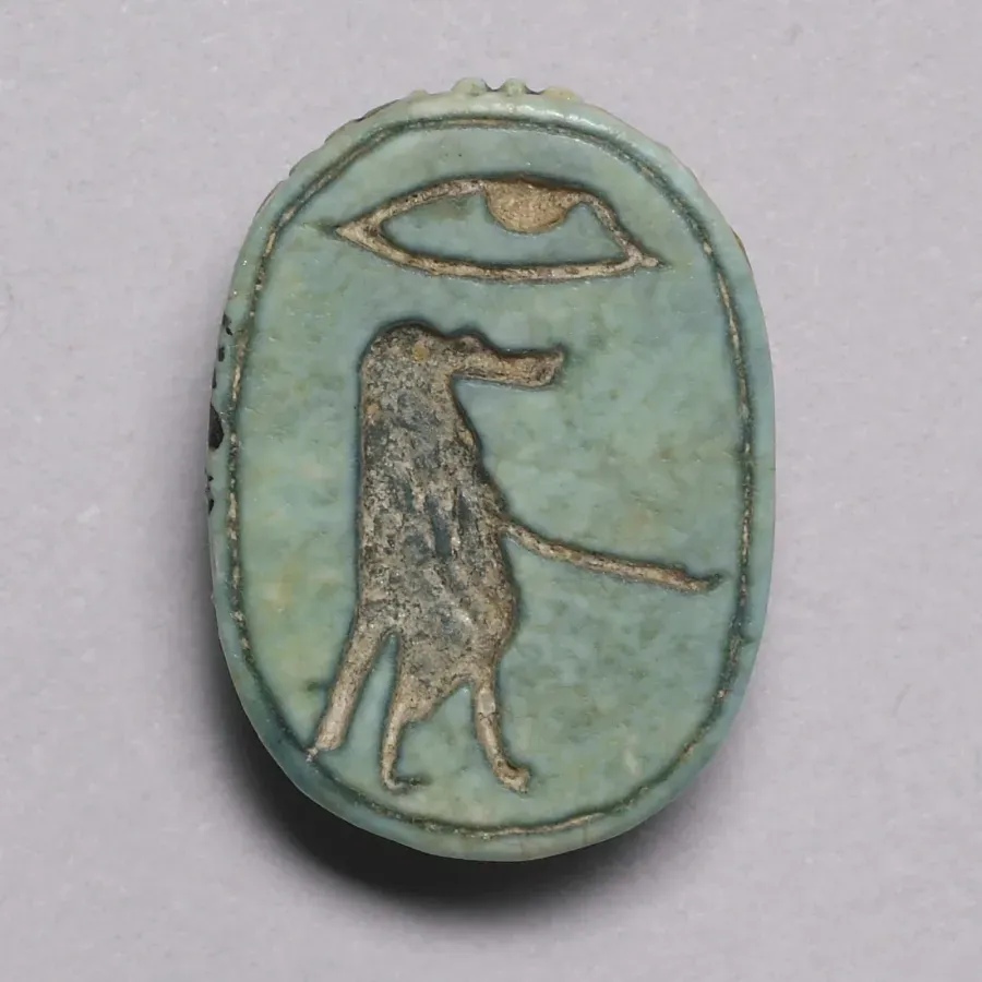 Amuleto egipcio escarabajo con figura de la diosa Taueret