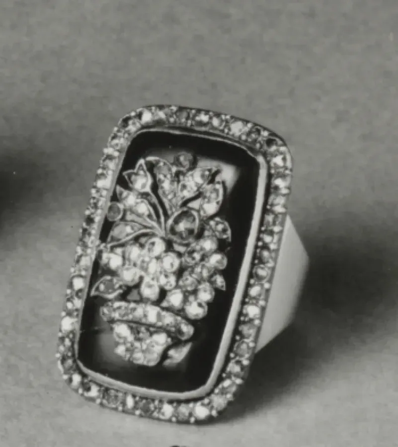 Anillo europeo de finales del siglo XVIII con bisel rectangular cerrado y cesta de flores de chispas de diamante sobre esmalte rojo, Walters Art Museum