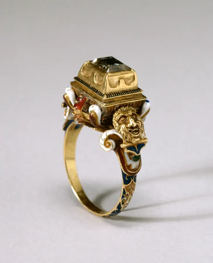 Anillo europeo del siglo XVI con un diamante de talla tabla en un engaste de caja elevado