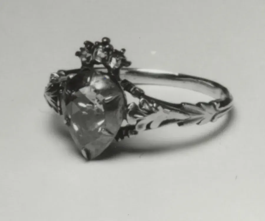 Anillo inglés de mediados del siglo XVIII con un gran diamante de talla antigua en engaste calado