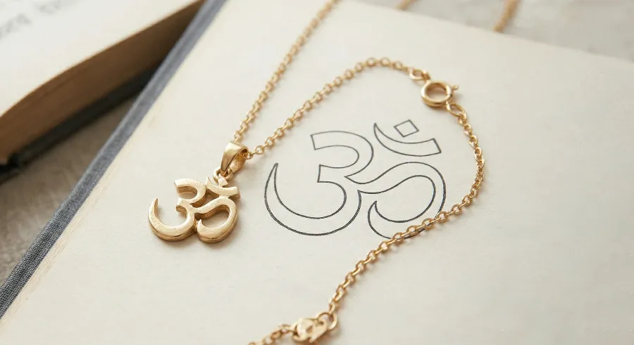 Om en la joyeria: como se ve el sonido mas sagrado del mundo cuando lo llevas puesto