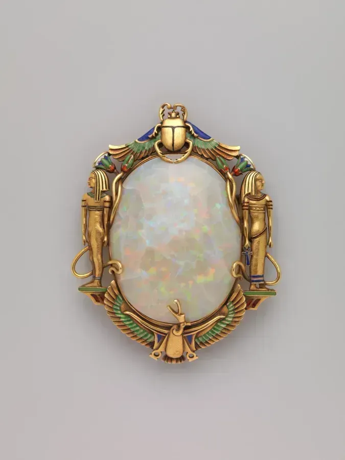 Broche de oro con ópalo y esmalte de Marcus and Co., hacia 1900